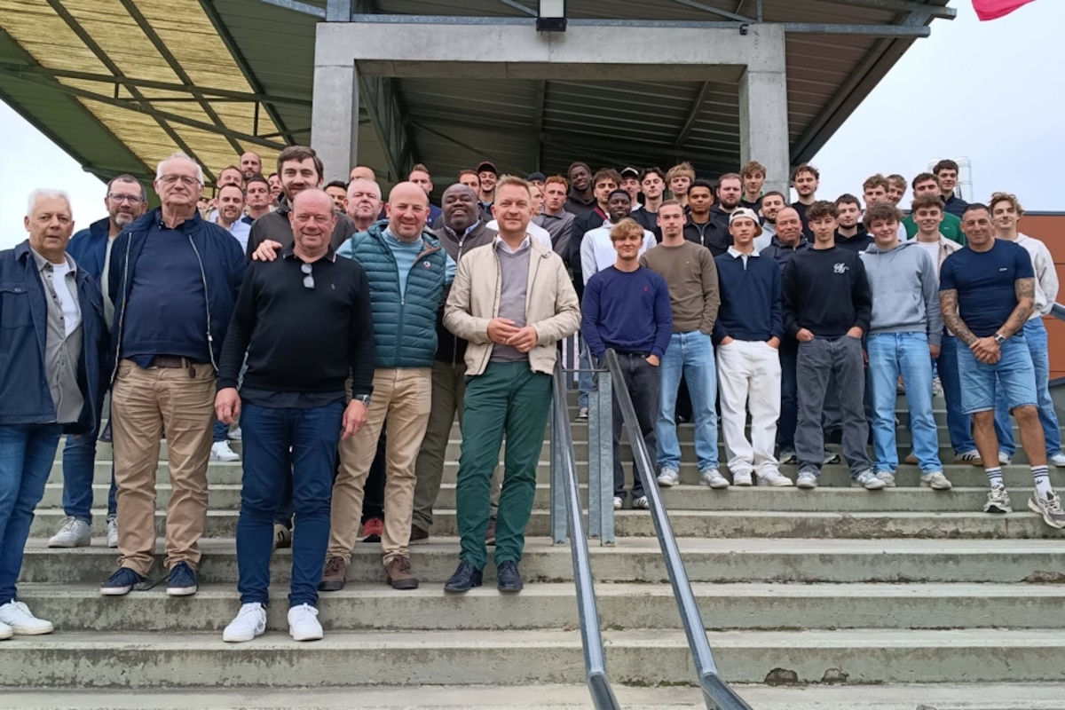 La traditionnelle photo de famille sur les marches du stade des Géants avec les dirigeants, le soutien politique, les staffs et les joueurs de D2 et P2.