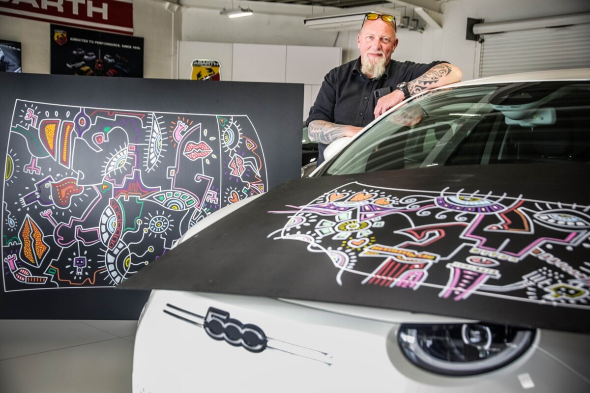 Serge Nokin travaille au marqueur acrylique de type Poska.Ses panneaux vont être numérisés par un atelier graphique, chargé de réaliser un film vynil.