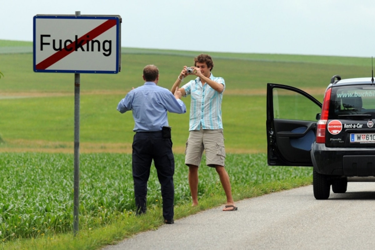 Avant le changement de nom, on s’arrache les «Fucking panneaux» en Autriche