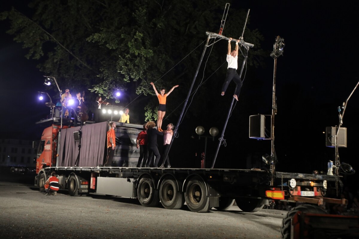 Le spectacle "Arrêt d’urgence" de la Compagnie Akoreacro, qui s’est produite dans le Parc de Sept Heures, a notamment marqué les esprits.