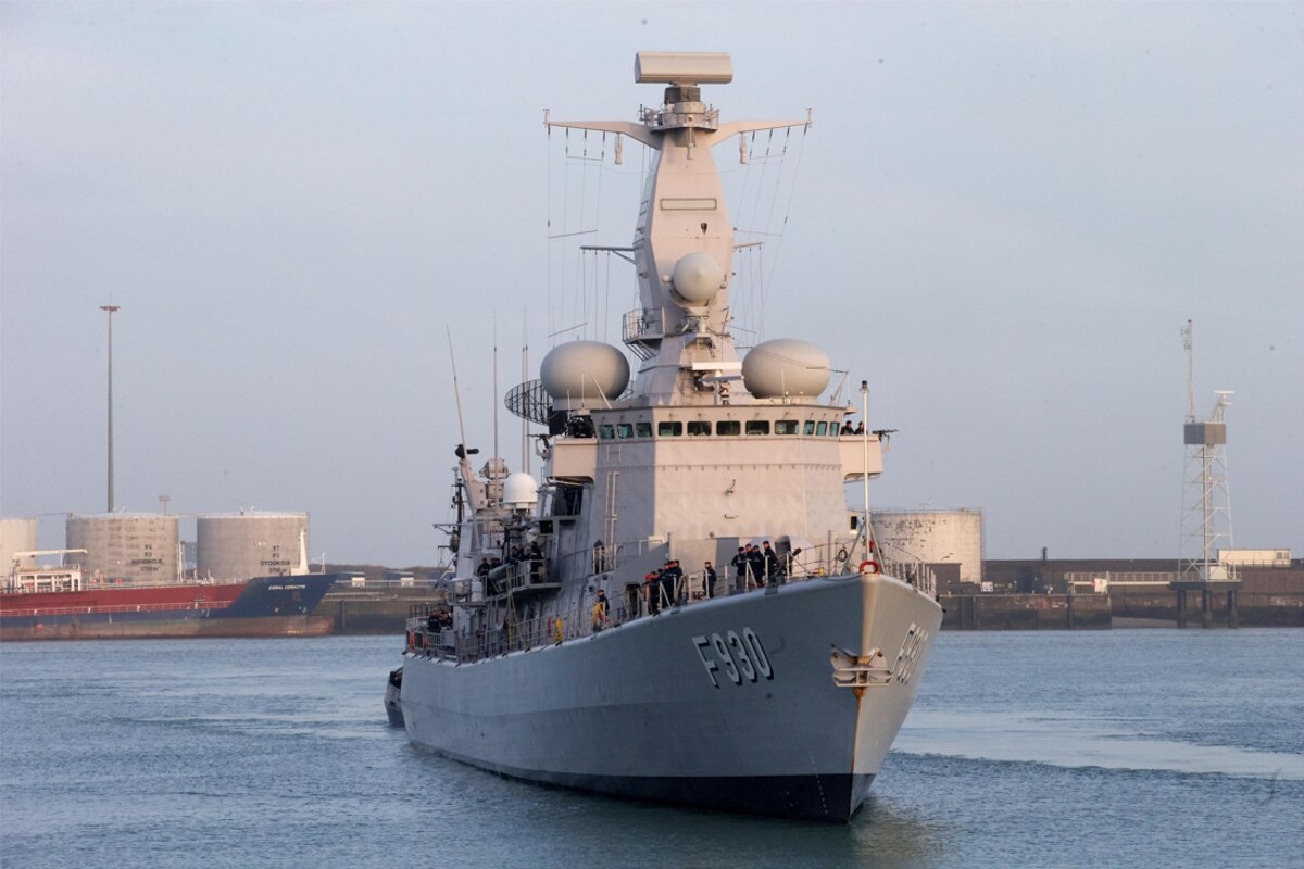 La frégate Léopold 1 part escorter le porte-avions Charles de Gaulle jusque dans le Golfe