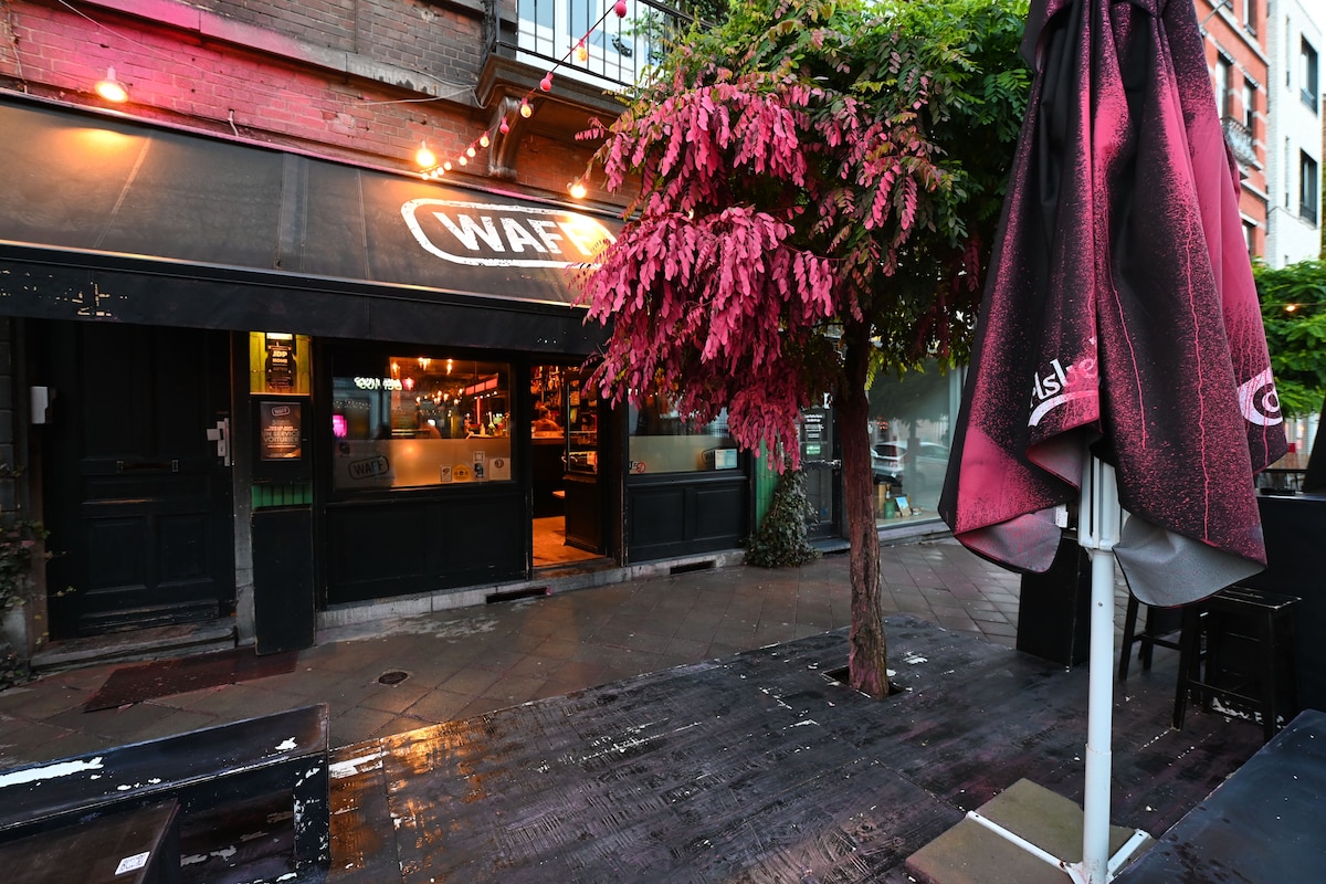 bar waff vandalisme couleur rose