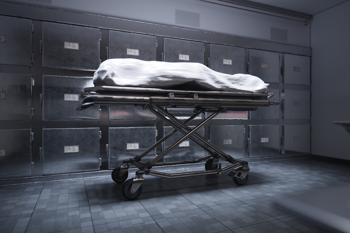 Un couteau a été retrouvé dans un cadavre, remettant en cause la thèse du suicide.