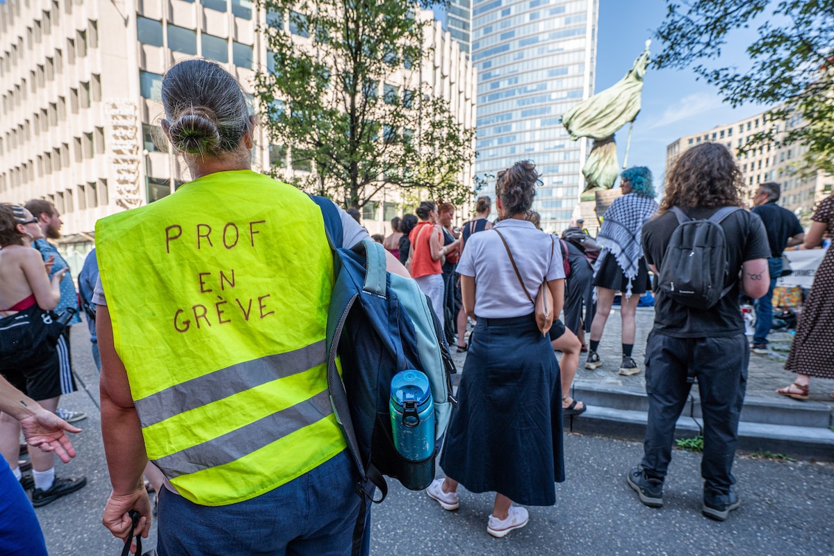 Protest slogan and pictured at a protest gathering in front of the Federation Wallonia-Brussels government (Federation Wallonie-Bruxelles - Federatie Wallonie-Brussel), in Brussels, on Thursday 18 June 2026. Teachers and education workers protest against the program decree for education, which includes numerous austerity measures. BELGA PHOTO EMILE WINDAL